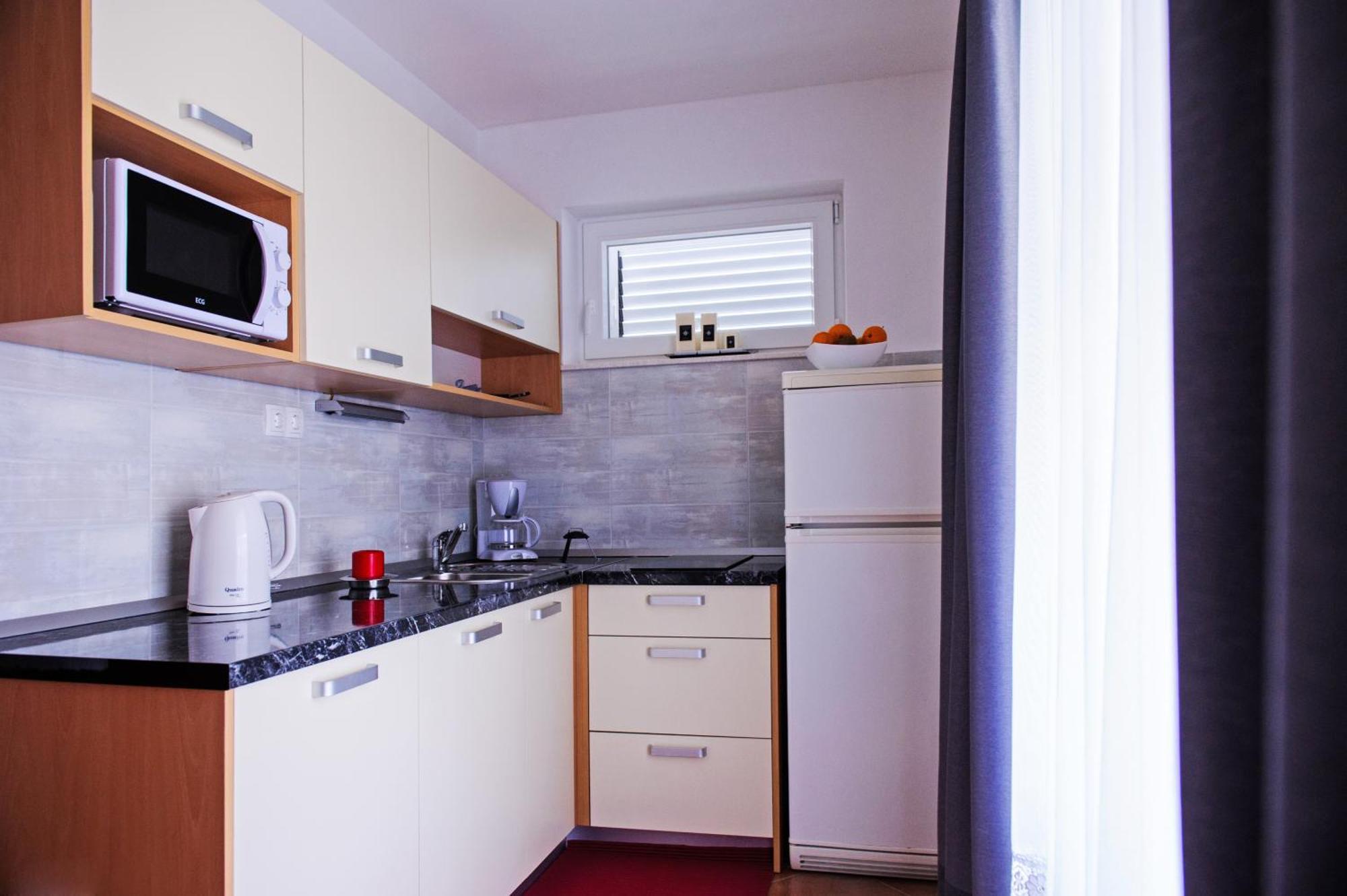 Apartments Mila Марина Экстерьер фото